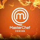MasterChef Junior es un emocionante y conmovedor programa de cocina que reúne a talentosos y apasionados niños cocineros en una desafiante competencia culinaria, donde demuestran habilidades extraordinarias y muestran su amor por la gastronomía.