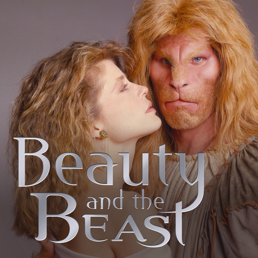 Se Ron Perlman och Linda Hamilton i ett fantasy-drama som innehåller både kärlek, spänning och action. Vincent är till hälften människa och till hälften lejon och lever i tunnlarna under New York. Detta program visas utan undertexter