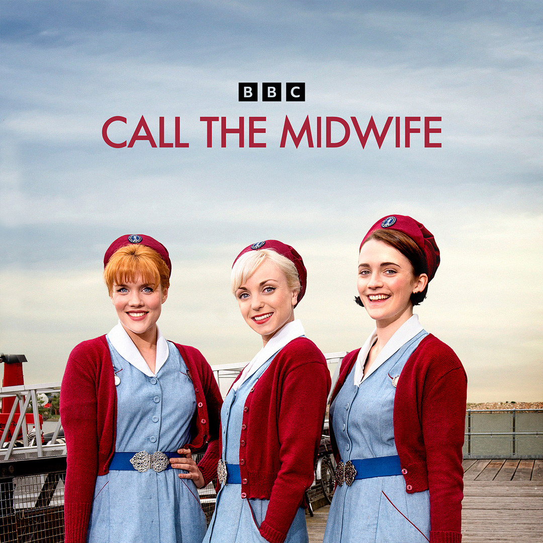 Una entrañable historia ambientada en el Londres de los años 50 y basada en las memorias de la comadrona Jennifer Worth, una joven enfermera de familia rica que se traslada al barrio obrero del East End de Londres para completar su formación.