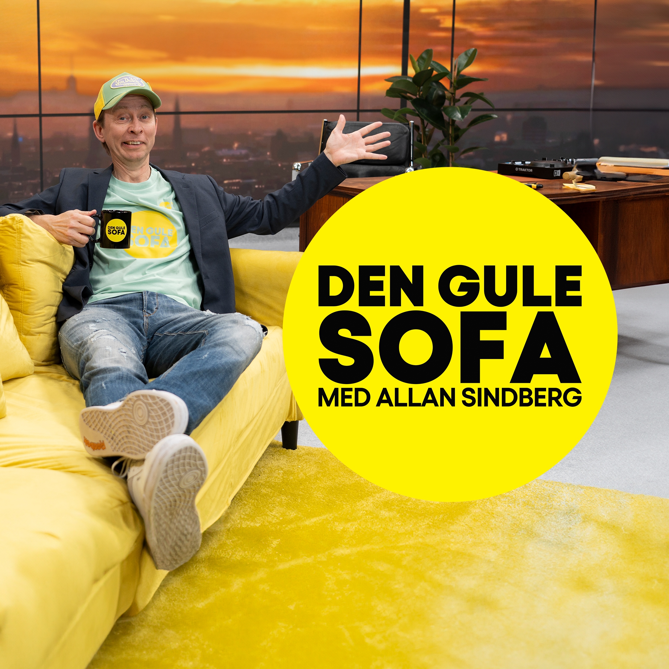 Hele Danmarks guldfugl har fået sin egen kanal på Pluto TV! Se med når Smørstemmen fra Ikast, Allan Sindberg, inviterer kendte danskere indenfor til en snak i den gule sofa.