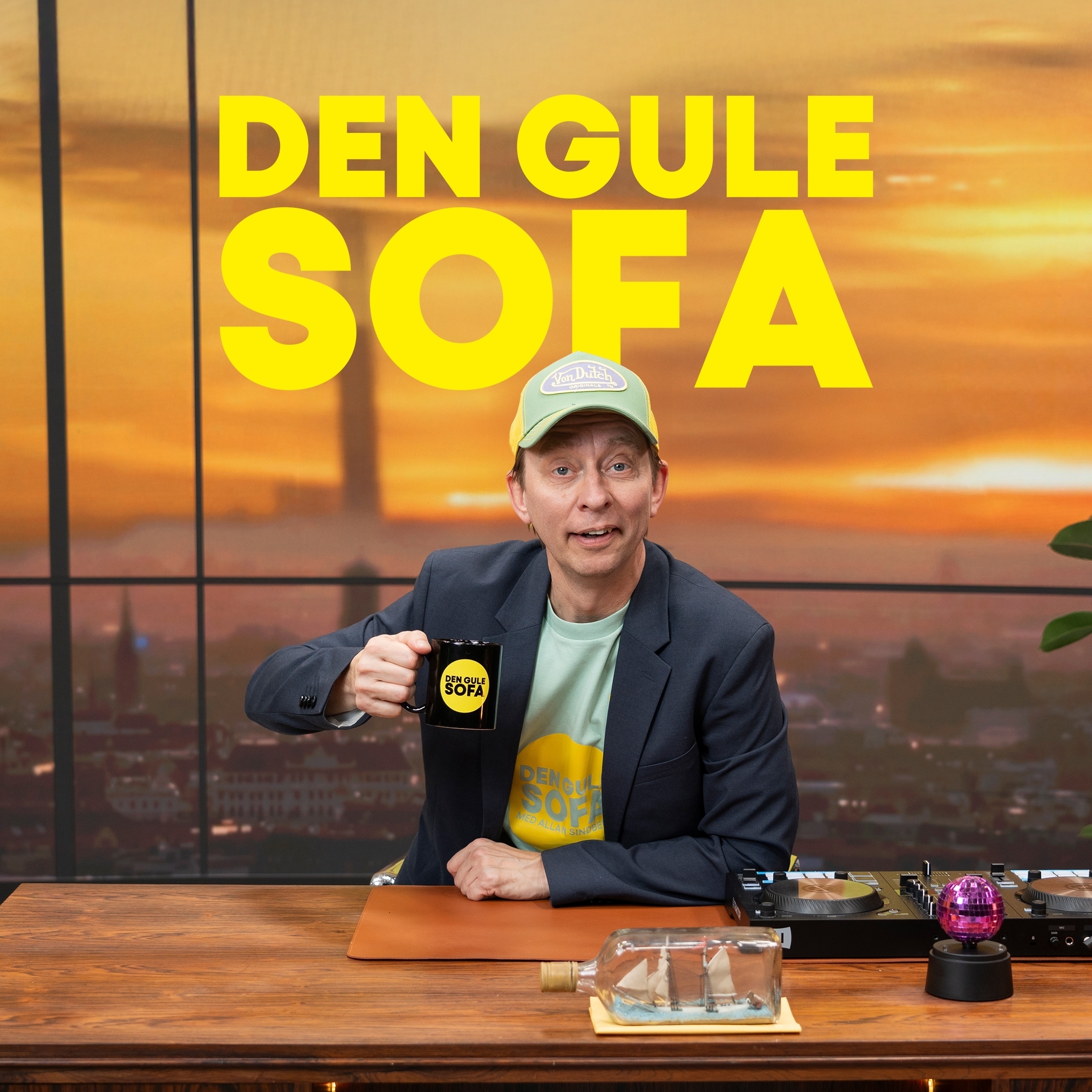 Hele Danmarks guldfugl har fået sin egen kanal på Pluto TV! Se med når Smørstemmen fra Ikast, Allan Sindberg, inviterer kendte danskere indenfor til en snak i den gule sofa.