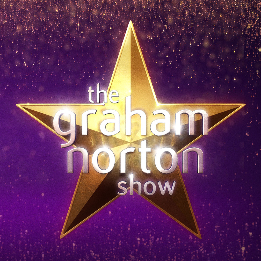 Se när komikern Graham Norton bjuder in de största stjärnorna inom underhållningsbranschen till sin studiosoffa. Med sin fräcka humor och kvicktänkta repliker får han sina gäster att känna sig hemma.