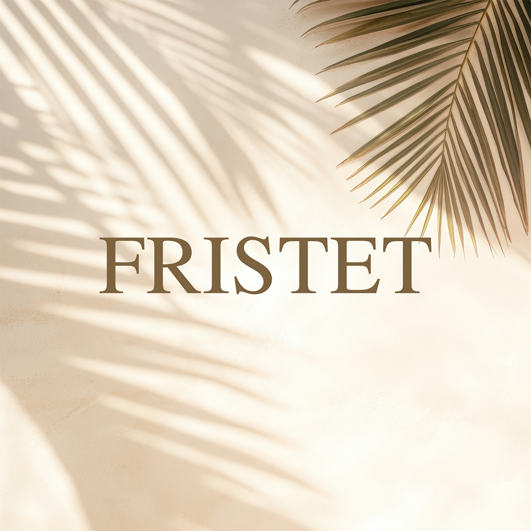 Alle kan blive fristet med et eller andet...” Nu kan du se eller gense det ikoniske realityprogram Fristet – kom med, når ti deltagere ankommer til fristelsernes villa i Tyrkiet og bliver mødt af dilemmaer, der vil presse dem på etik og følelser.