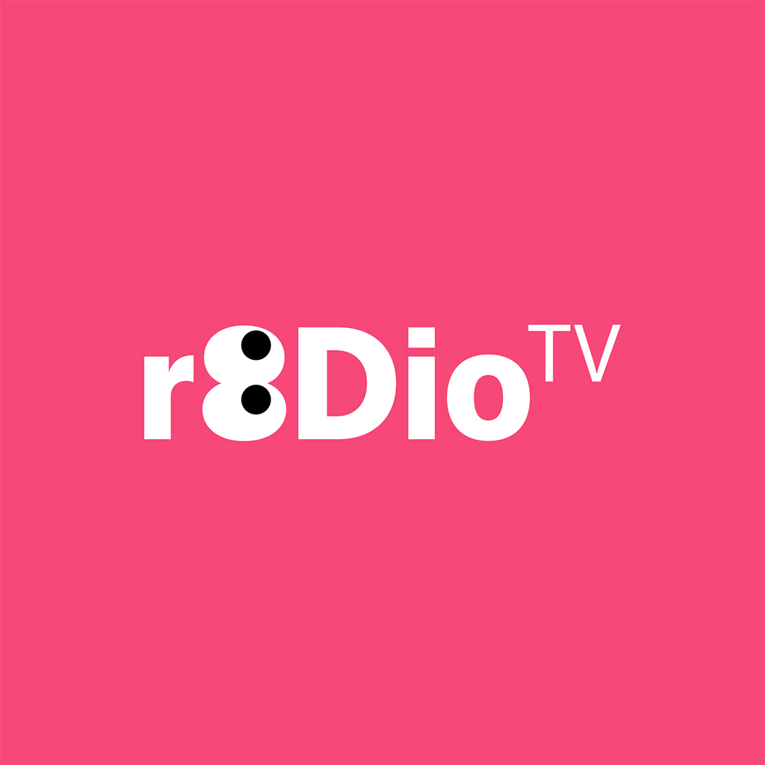 Nyd hele Danmarks snakke-, sludre- og taleradio på Pluto TV! R8dio TV møder dig i gulvhøjde, og inviterer dig ind i deres satiriske univers og særlige r8dio-stemning.