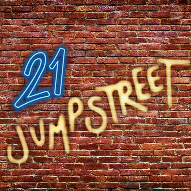 Se de unga poliserna från 21 Jump Street återvända till gymnasiet för att jaga brottslingar under täckmantel. I detta actiondrama har filmikonen Johnny Depp huvudrollen. Serien visas utan svenska undertexter.