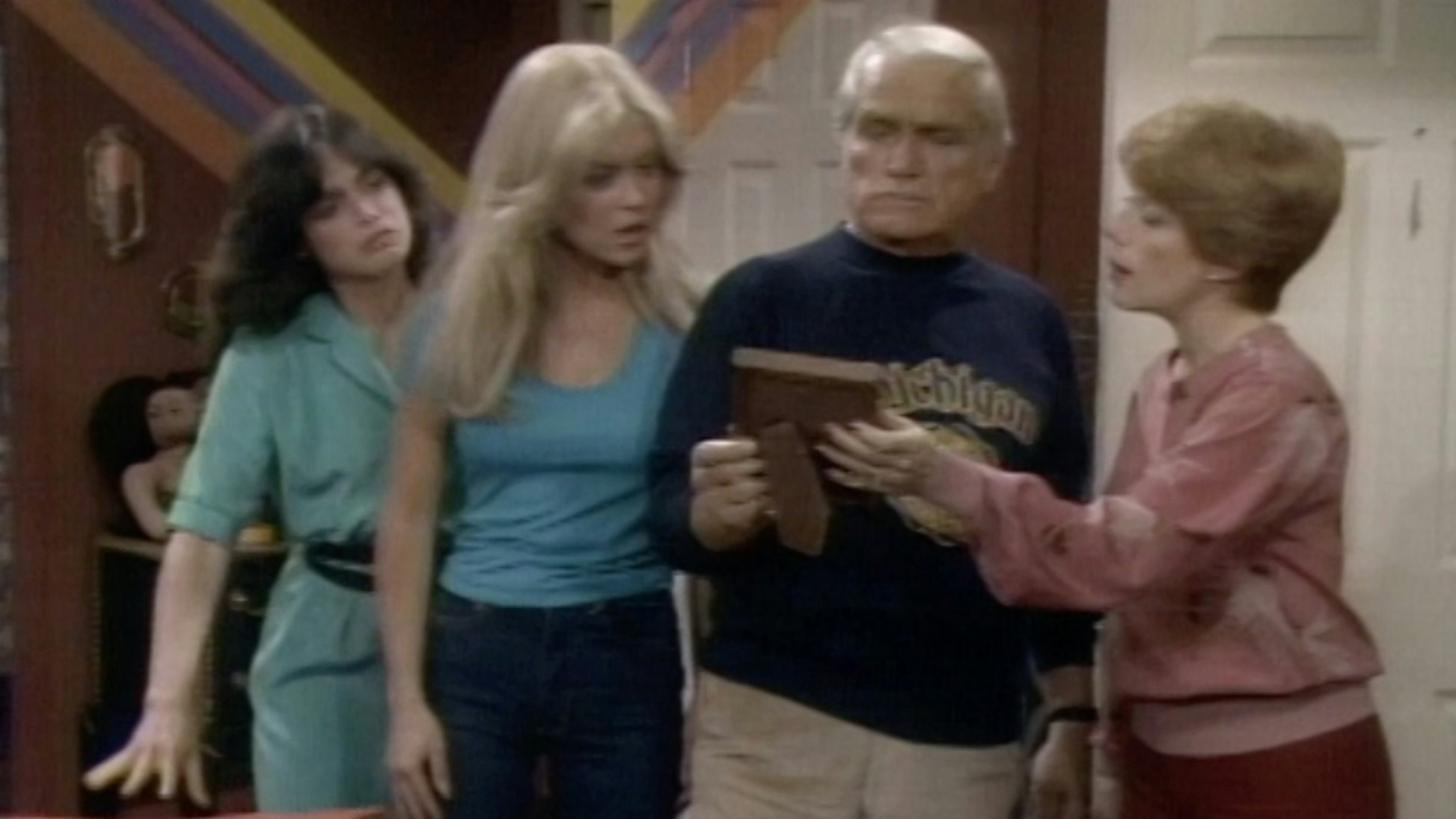 Too Close For Comfort Se gratis på Pluto TV USA